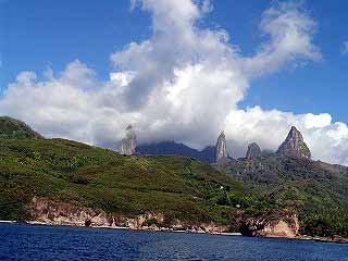 Die Berge &uuml;berhalb der Baie d`Hakahetau, in den Marquesas